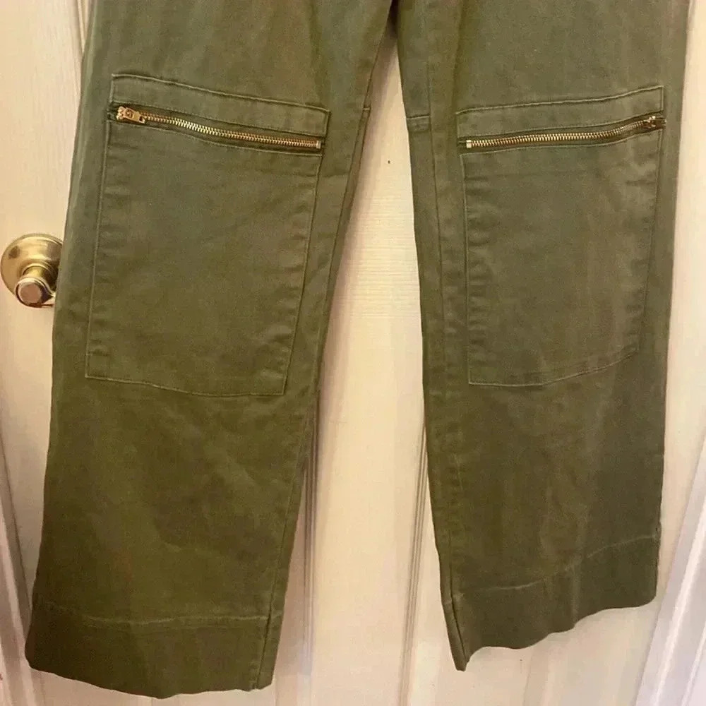 NWOT  flared cargo pants with zippers. Brand unknown. - Picture 4 of 7